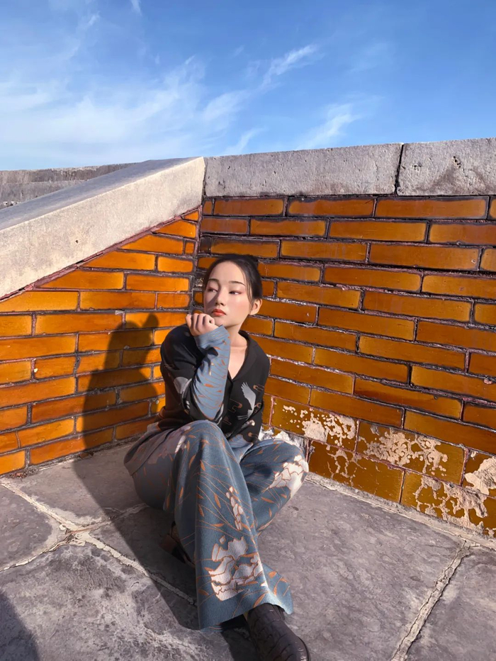 制作团队制作的虚拟偶像“Ling”的生活照，效果足以以假乱真