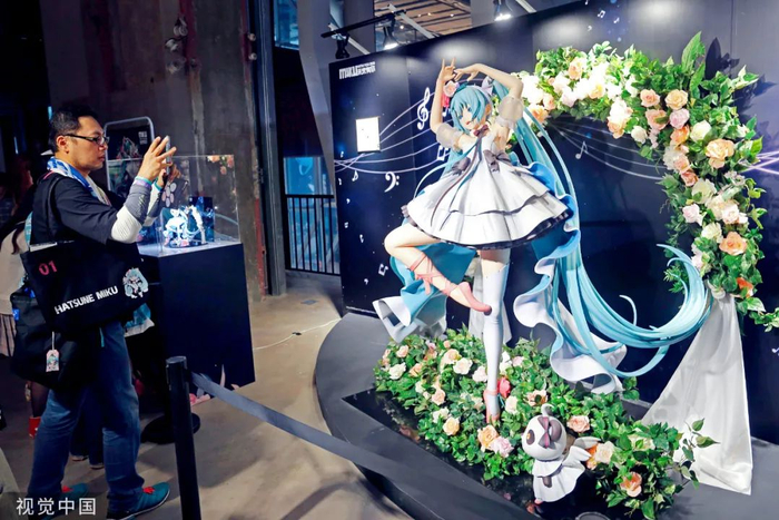 2019年11月，虚拟偶像初音未来在上海举办巡演活动，参观者拍照留念