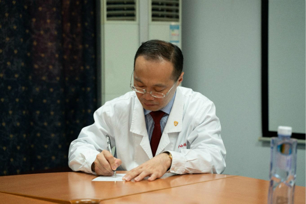 图说：中山医院刘澎教授开出上海首张处方 采访对象供图