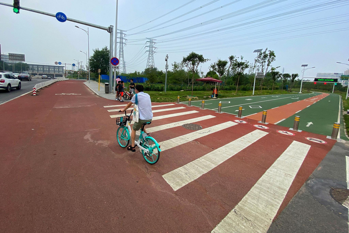 　　自行车专用路西延工程起点为已建成的自行车专用路终点---后厂村路与上地西路交叉口。摄影/新京报记者 王贵彬