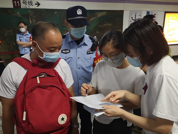 图说：宣传活动中为市民讲解绿色交通出行 采访对象供图（下同）