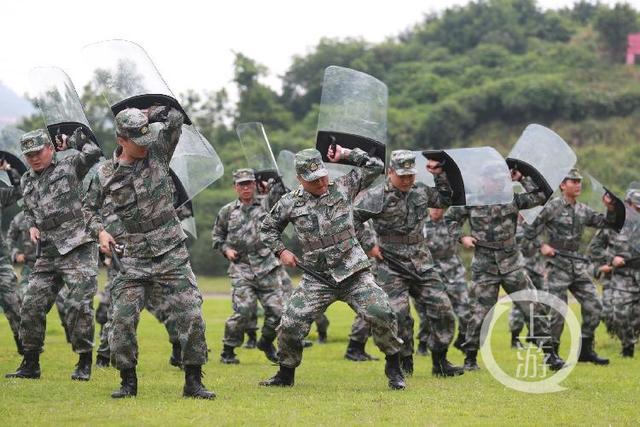 渝中区党政领导干部进军营“当兵”带头接受国防教育