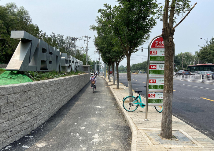 西延工程对沿线11座公交站台进行了改造，采用自行车后绕公交站台的方式。摄影/新京报记者 王贵彬