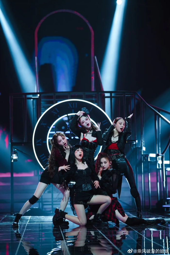 ▲在不久前刚刚播出的三公演出中，黄圣依所在的队伍在表演中尝试了哥特风。