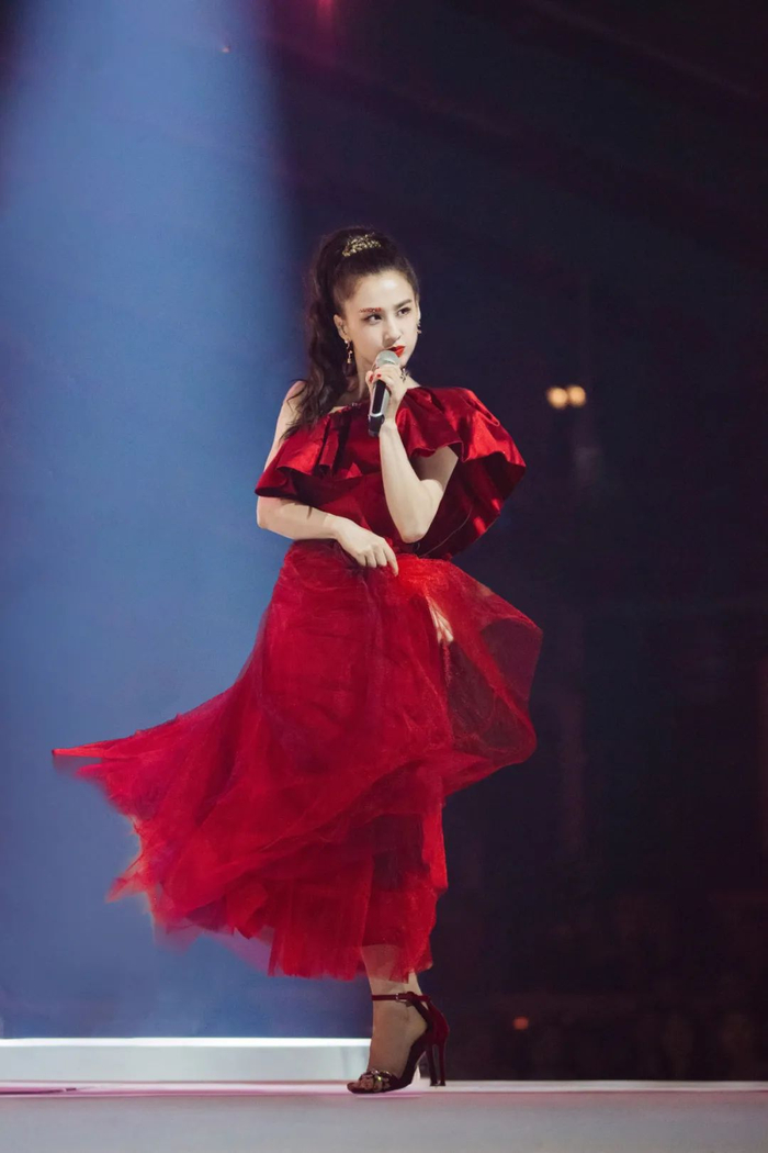 ▲《乘风破浪的姐姐》二公演出，黄圣依队表演《女孩与四重奏》。