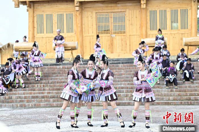 苗族同胞及演员在大歹苗寨景区表演节目。　吴德军 摄