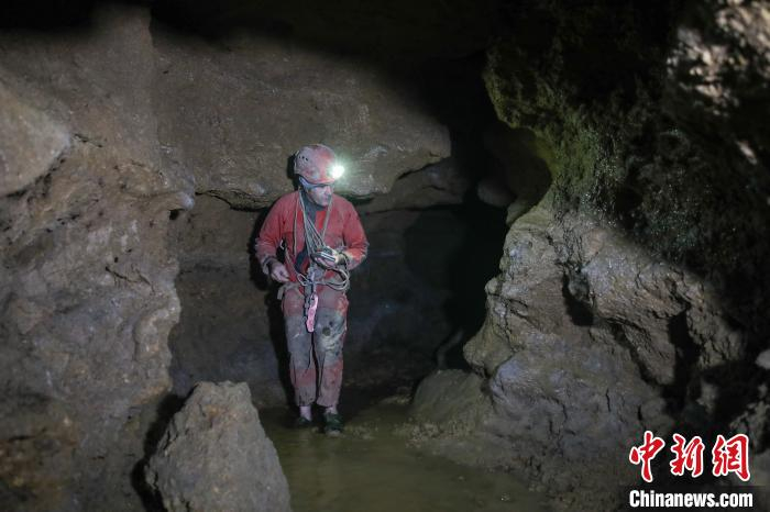 让·波塔西在洞穴中探秘。　瞿宏伦 摄