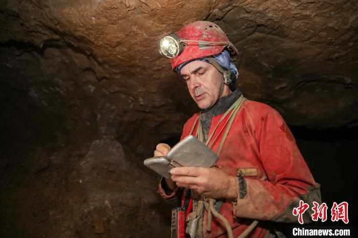 让·波塔西在洞穴中探秘。　瞿宏伦 摄