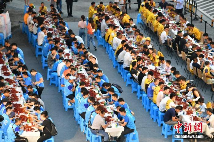 资料图：美团和饿了么的送餐员。张浪 摄