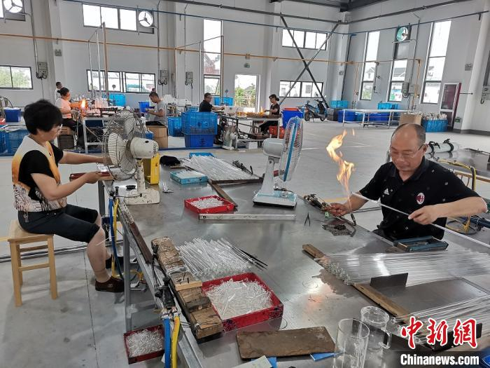 工人们在车间生产加工玻璃制品。　谷华 摄