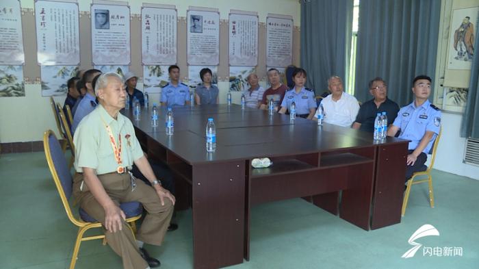 威海荣成龙眼港边检站民警走进社区 与抗战退伍老兵重温2019年国庆阅兵