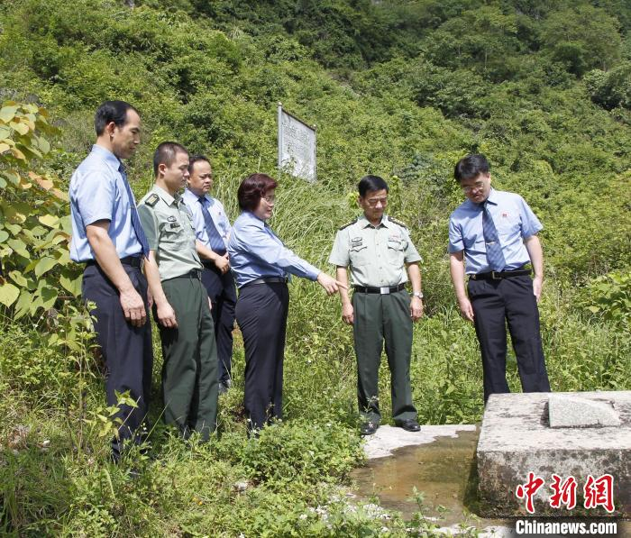 图为军地检察机关开展联合勘查和取证工作。广西检察院供图