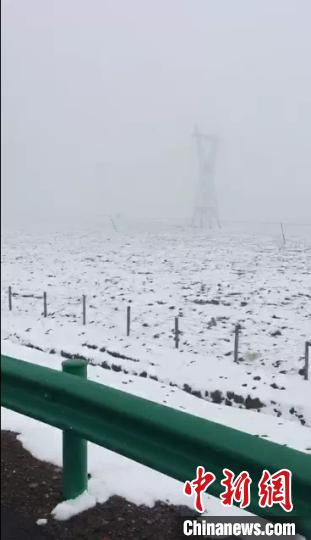 图为青海玉树清水河出现罕见降雪天气。青海省气象局供图