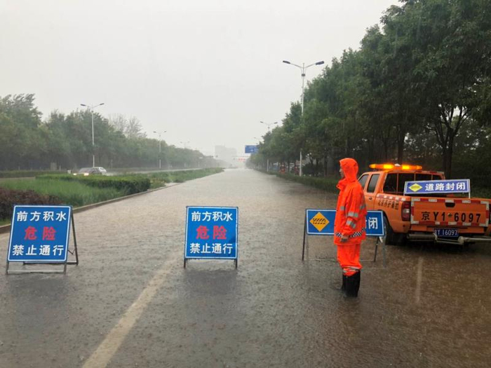 市政路桥养护集团的工作人员在积水路段值守。市政路桥养护集团供图