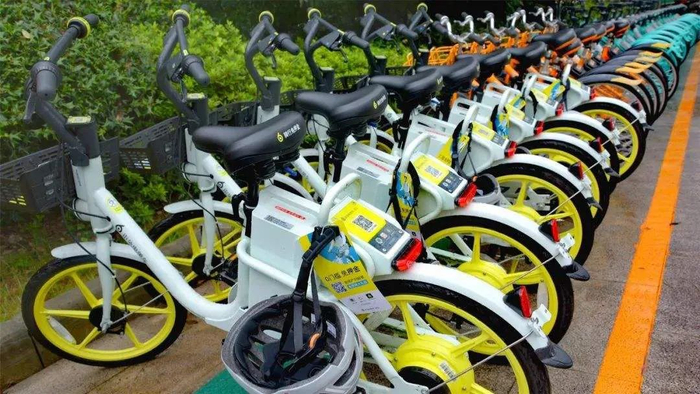 各大品牌的共享电单车。图源：网络