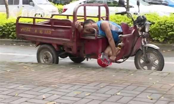 骑无牌三轮车被查 男子"嚎啕大哭"后竟然睡着了