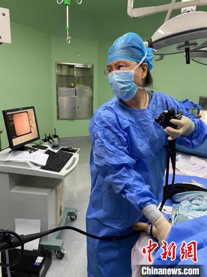 图为医生在为男孩手术中。　魏然 摄