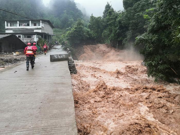 贵州遵义：洪水致多人被困 消防成功救援