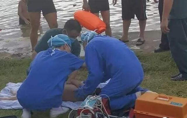 痛心！夫妻带6岁儿子江中游泳溺亡，父亲岸边跪地绝望喊“儿子”