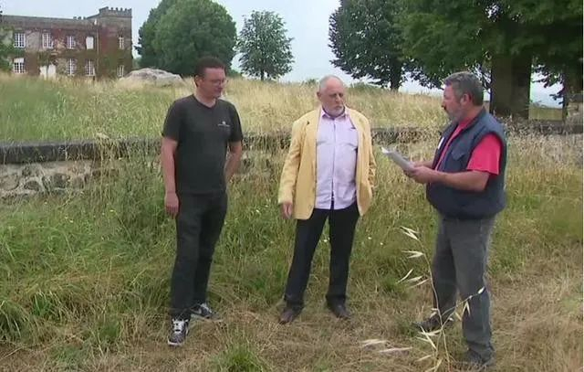 ▲法国农食民主工联在酒庄与雇员了解情况（图源：FTV）