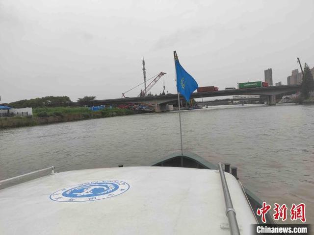 船长无视“警告”强行驾船驶入“禁区”沪海巡艇出击拦截