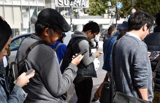日本东京附近小城颁布禁令：行人在走路途中不能使用手机