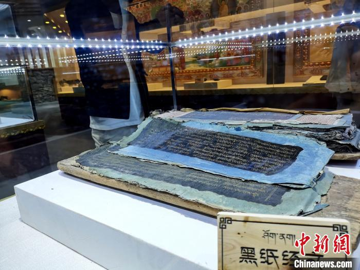 图为纪念馆内收藏的黑纸经文。　张添福 摄