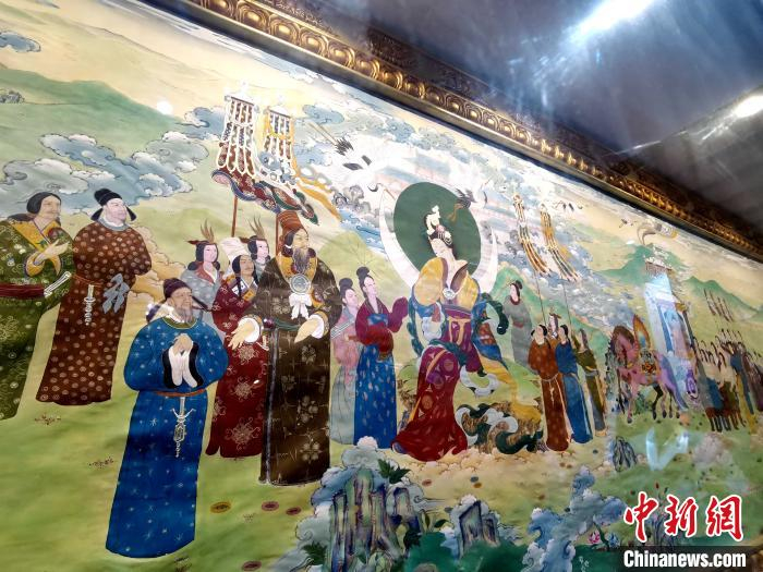 图为反映文成公主进藏时在青海日月山留下动人故事的彩绘。　张添福 摄