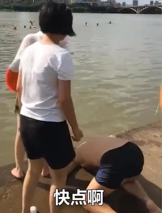 痛心！夫妻带6岁儿子江中游泳溺亡，父亲岸边跪地绝望喊“儿子”