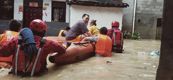 贵州遵义：洪水致多人被困 消防成功救援