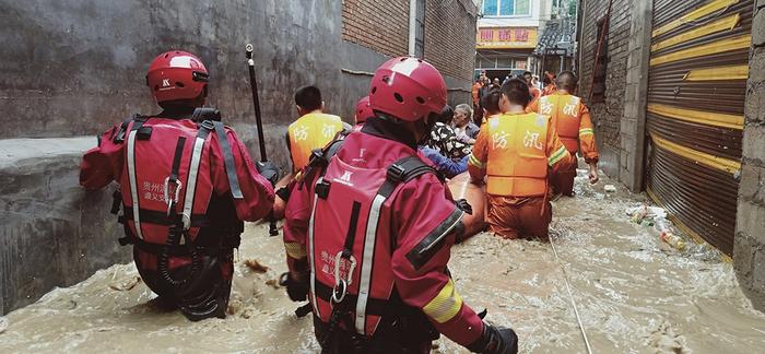 贵州遵义：洪水致多人被困 消防成功救援