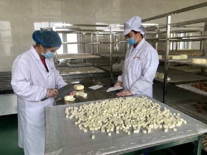 内蒙古推动传统奶食品转型升级 促进奶业振兴