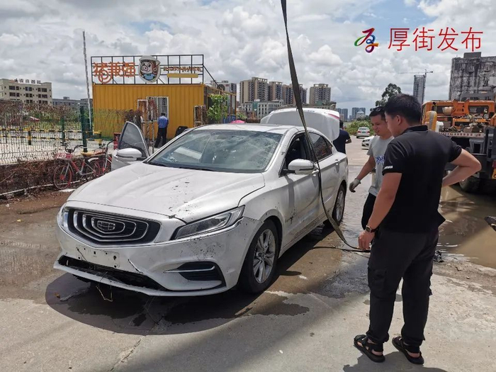 大型吊车将河中小车捞出