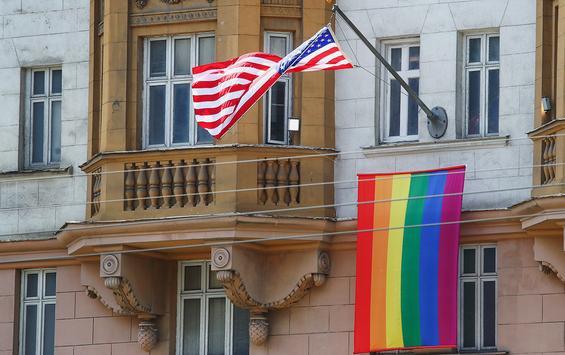 过分解读？美国使馆挂彩虹旗支持LGBT群体，普京表态却被路透社解读成了一种“嘲笑”