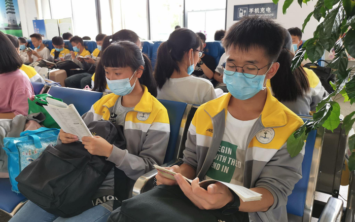  学生们在候车大厅复习看书。通讯员 郭婧 摄