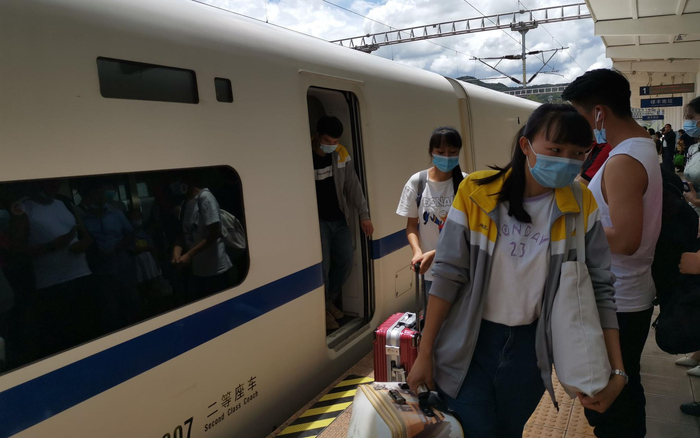  学生们坐着动车去高考。通讯员 郭婧 摄