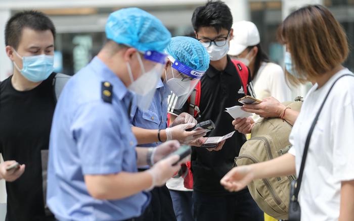 乘火车离京已不查核酸证明 大数据限制中高风险地区购票