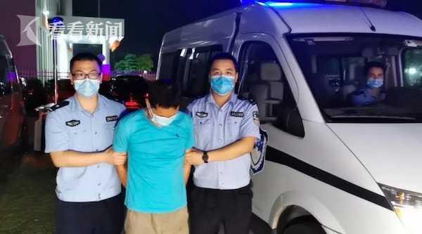 前男友突然闯入驾校 正在练车的她被泼腐蚀液体！警方通报来了