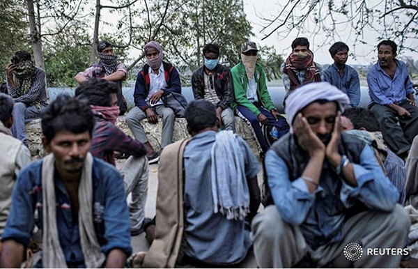 新德里安置点外的失业劳工