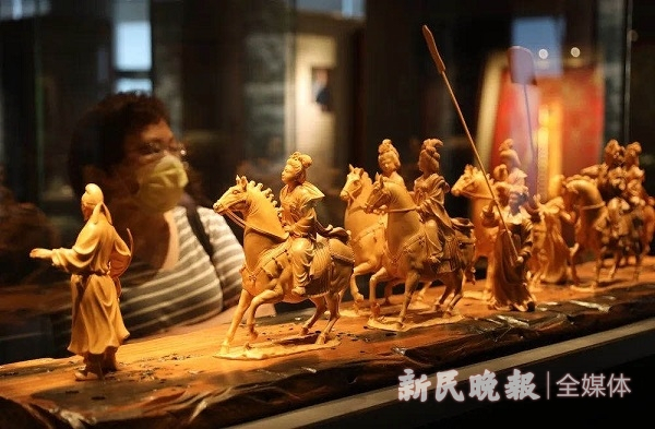 图说：宝库匠心馆馆内集中展示了众多中国工艺美术大师以及国家非遗传承大师的作品 新民晚报记者周馨/摄
