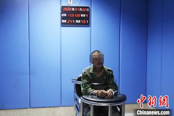 图为犯罪嫌疑人接受审讯。警方供图