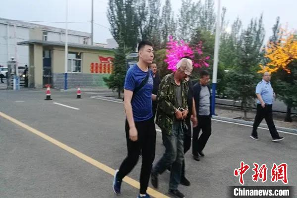 图为警方抓获潜逃22年命案逃犯。警方供图