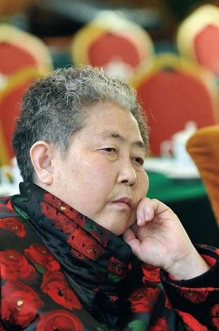 28岁做了寡妇，70岁逆袭成身价70亿富婆，她才是中国最火辣的女神！