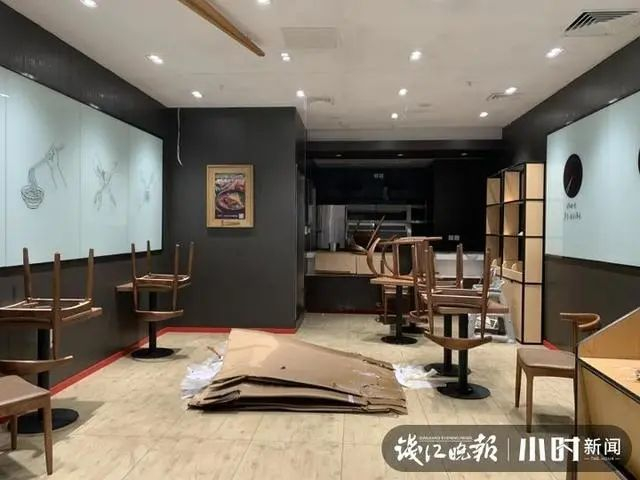 旁边一家85度C也在装修。