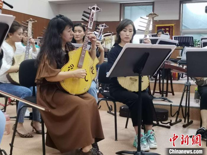 图为内蒙古民族艺术剧院民乐团中的火不思演奏者。　乌娅娜 摄