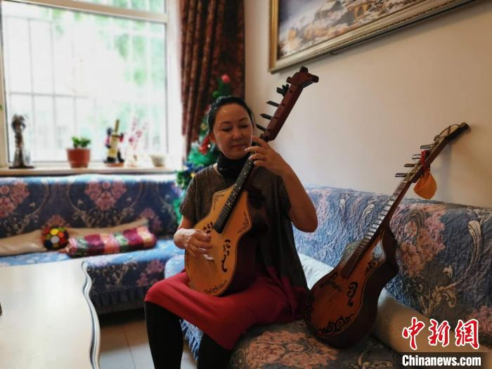 图为内蒙古非物质文化遗产项目火不思代表性传承人乌日娜。　乌娅娜 摄