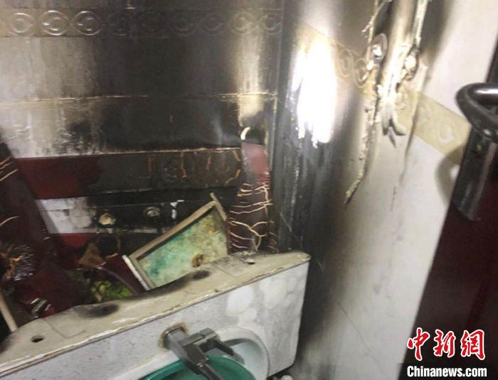 明火导致住户卫生间内部分物品被毁。　李嘉毅 摄