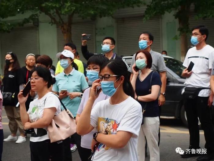 高三男生在老师肩头大哭，久久不离去…济南这些学校最后一课，太好哭了