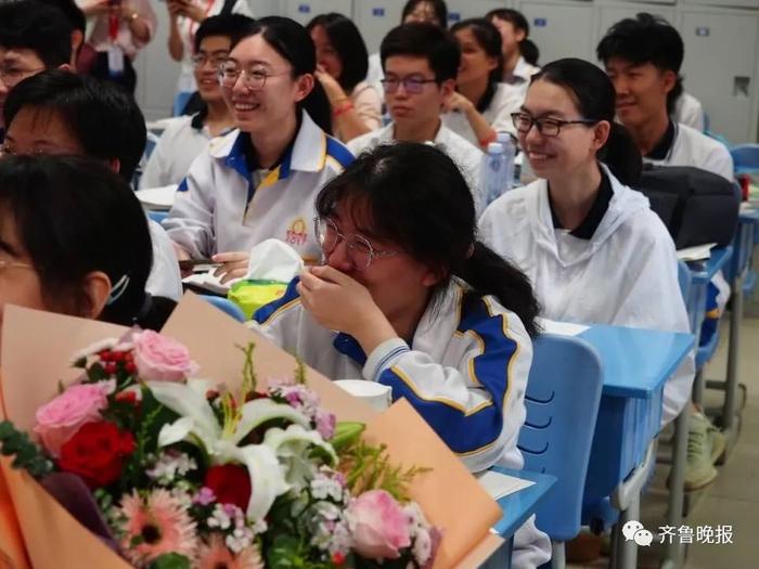 高三男生在老师肩头大哭，久久不离去…济南这些学校最后一课，太好哭了