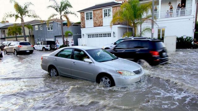 美国洛杉矶纽波特比奇遭巨浪冲击 不少街道被淹没